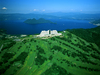 【外観】 見下ろすは洞爺湖と、北海道の大自然。山頂にそびえる当ホテルは、まさに “天空のリゾート！”

